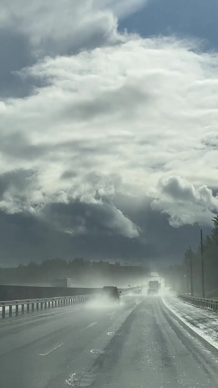 俄罗斯莫斯科，夏日雨下的高速公路视频下载