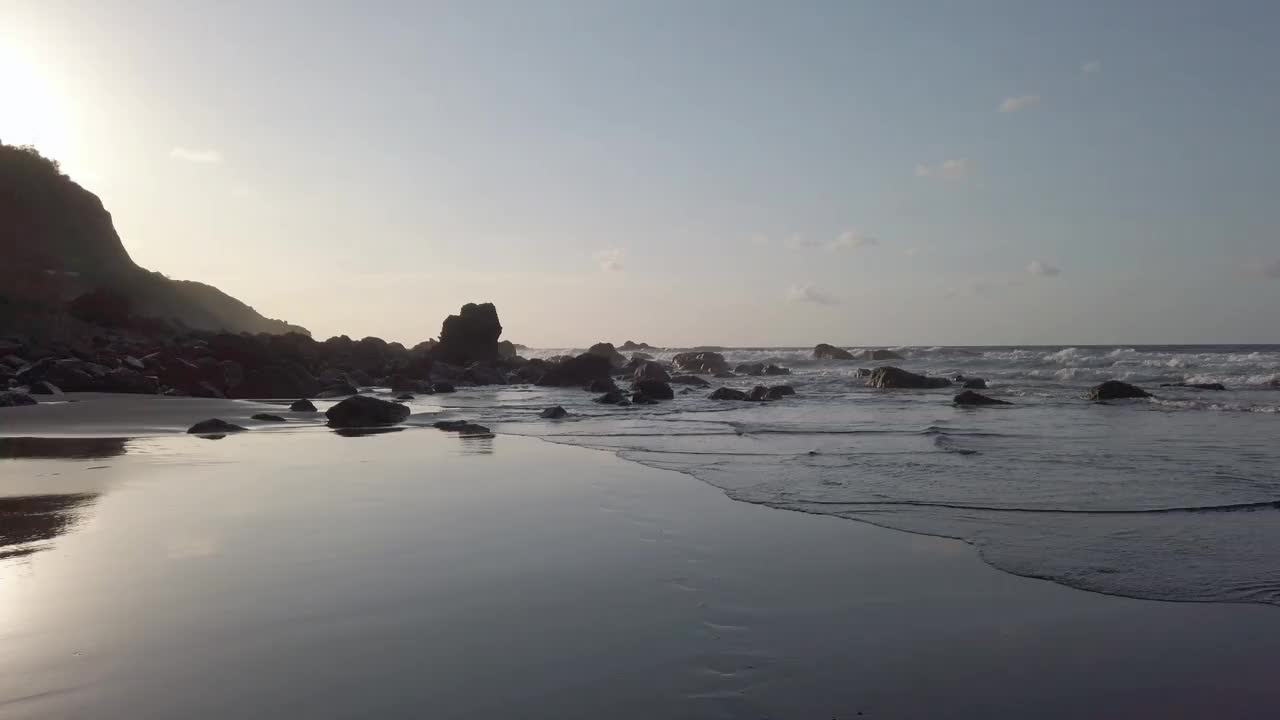 海滩波浪低角度视野的海洋地平线视频素材