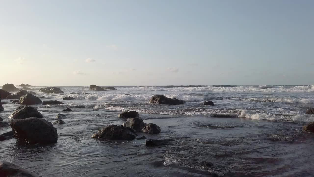 海滩海浪低角度视野的海洋地平线，平静的海浪在傍晚的太阳视频素材