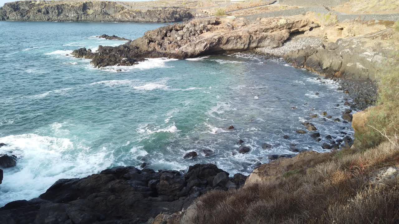 黑色石头海滩上的海浪，海岸景观，加那利群岛视频素材