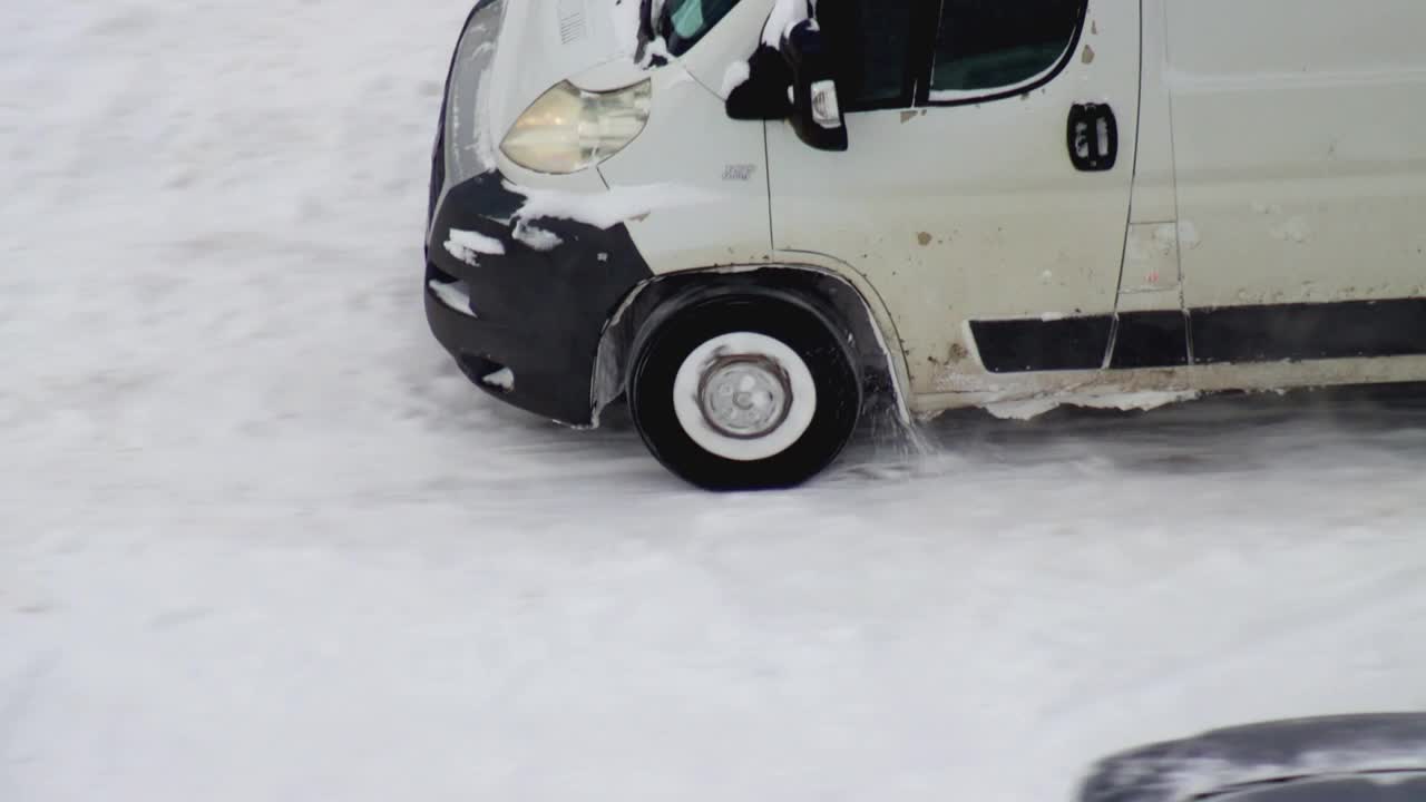 冬天路上结了冰，汽车在雪里打滑。严重的暴风雪,雪堆视频素材