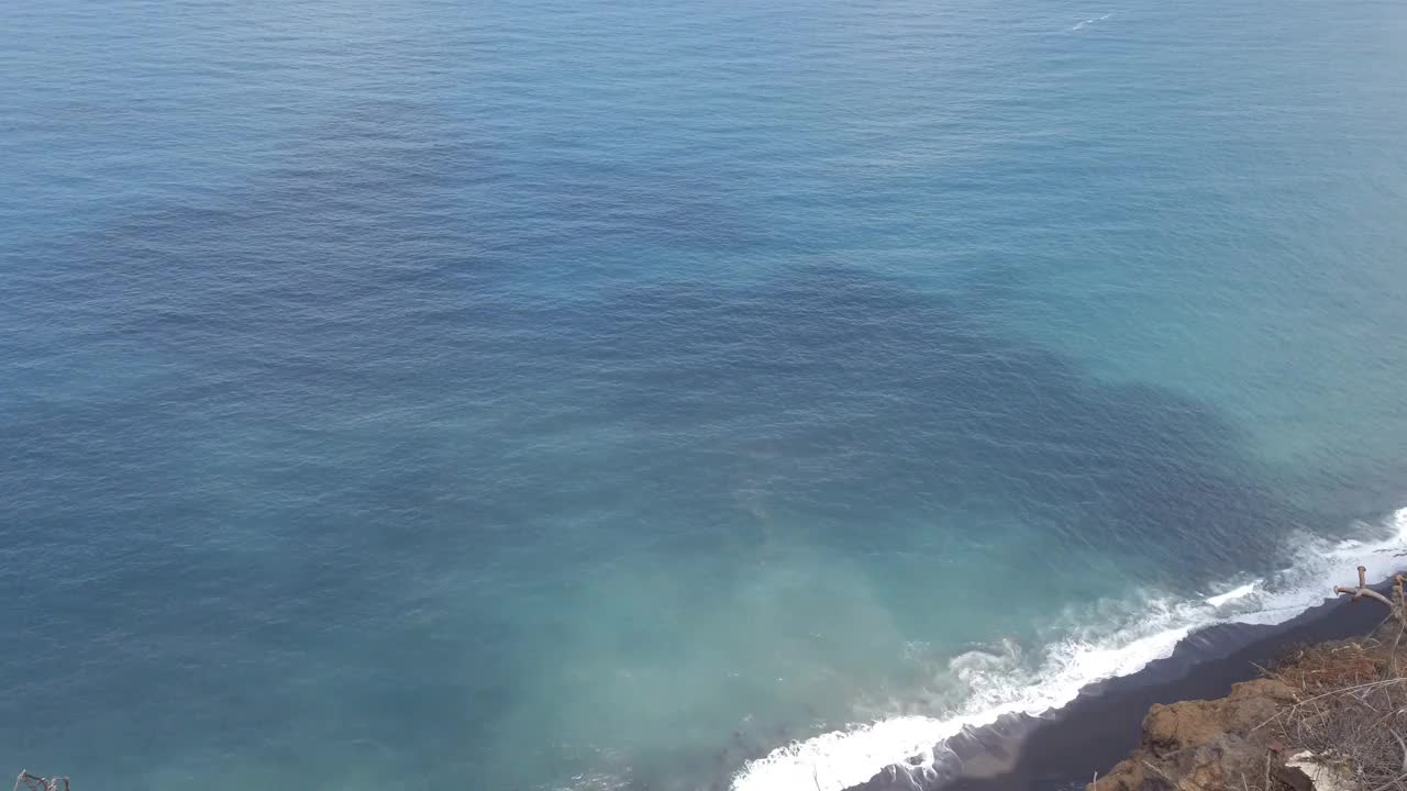 海滩海岸和海洋景观-海岸和蓝天地平线的鸟瞰图视频素材