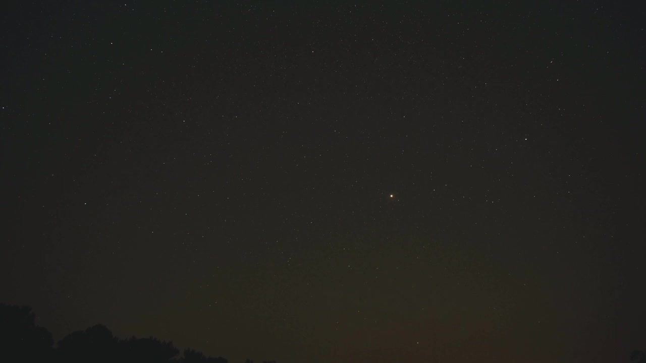 夜空中有银河，月亮升起，时间流逝视频素材