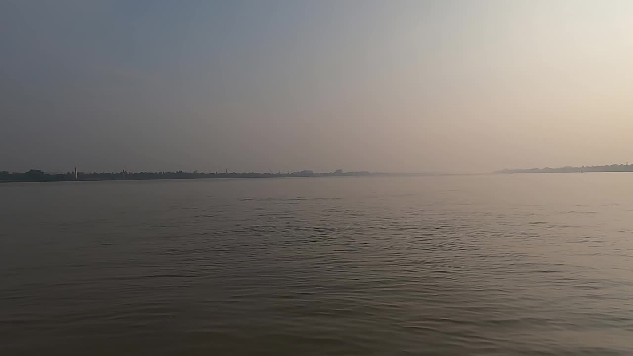 河流的水地平线景观在日落时，以清澈的天空为背景。太阳设置。自然背景视频素材。视频素材