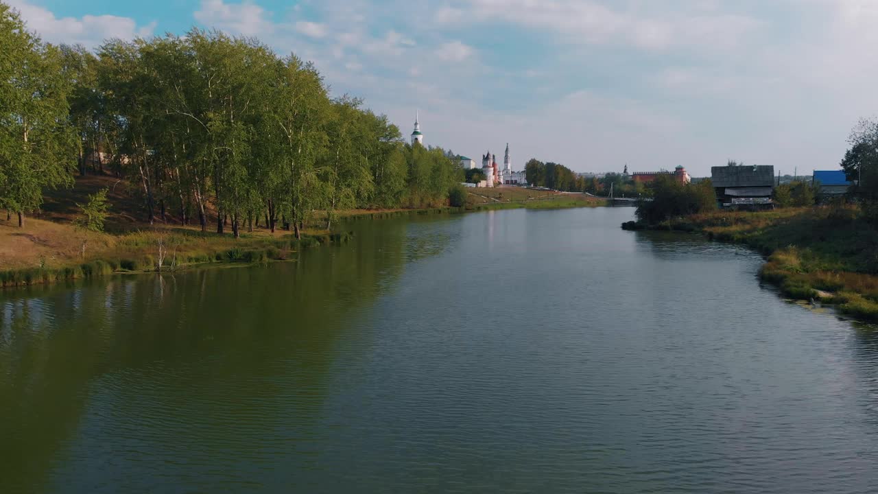 无人机飞过一个小镇的河流，飞过基督教教堂圆顶的河岸，飞过石墙后古代斯拉夫文化的庙宇。世界名胜古迹视频素材