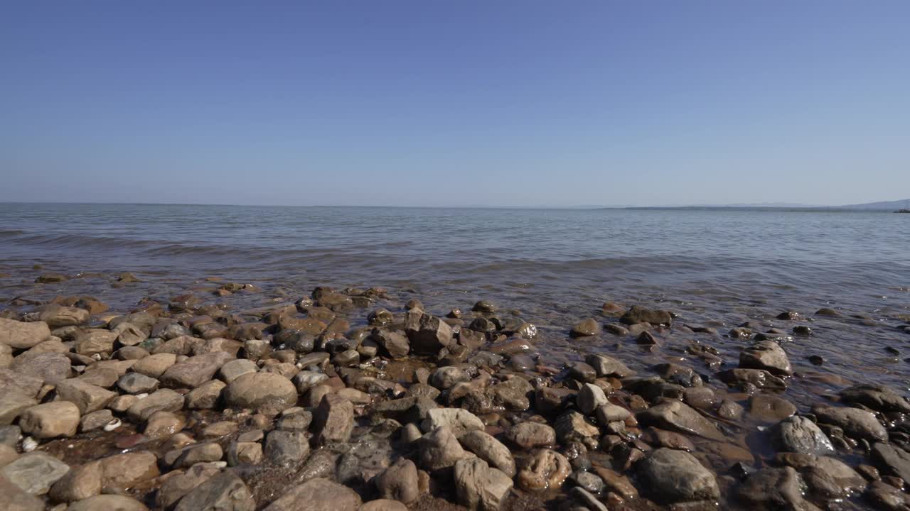 由清澈的湖水，石头和湖水视频素材