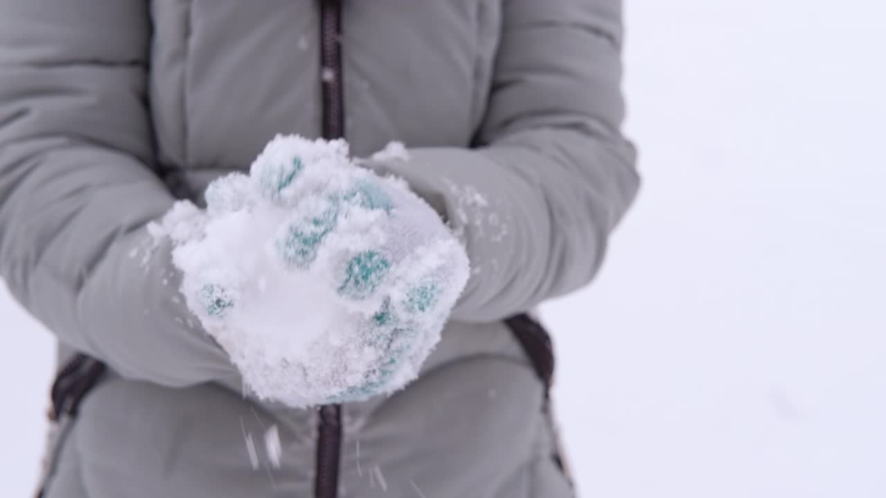 玩松软的雪。视频素材