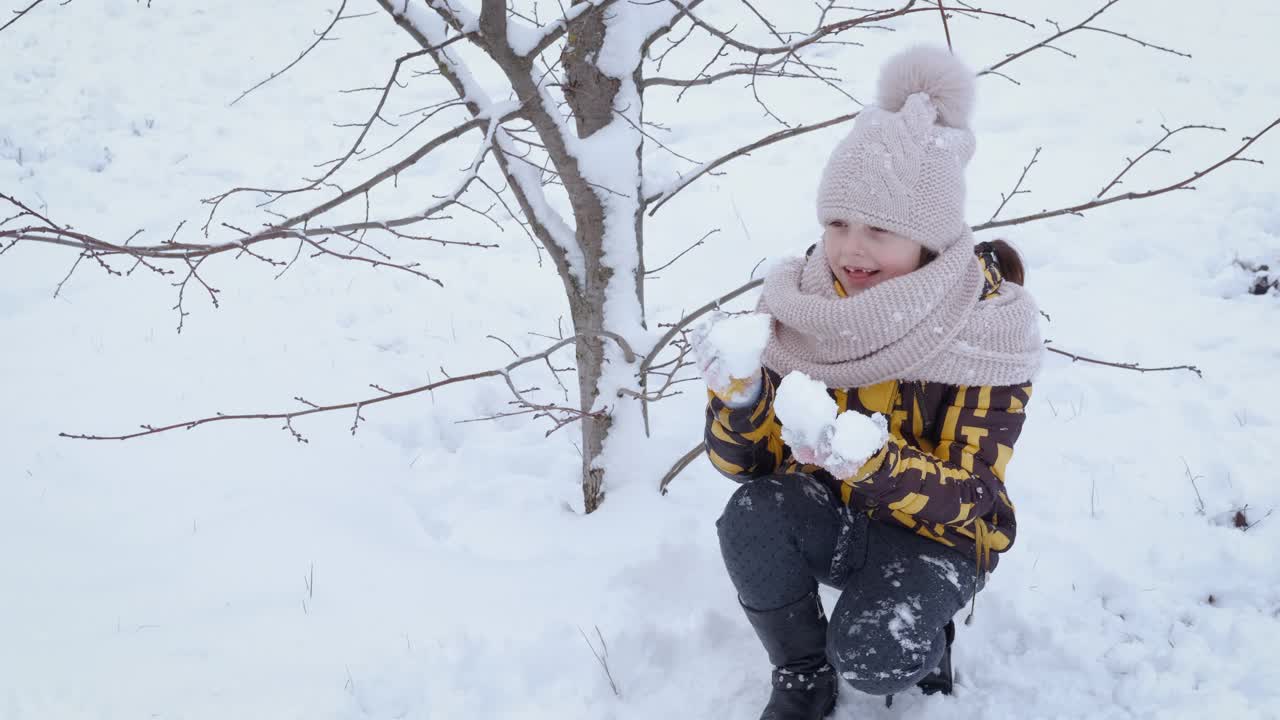 用雪打雪仗。视频素材