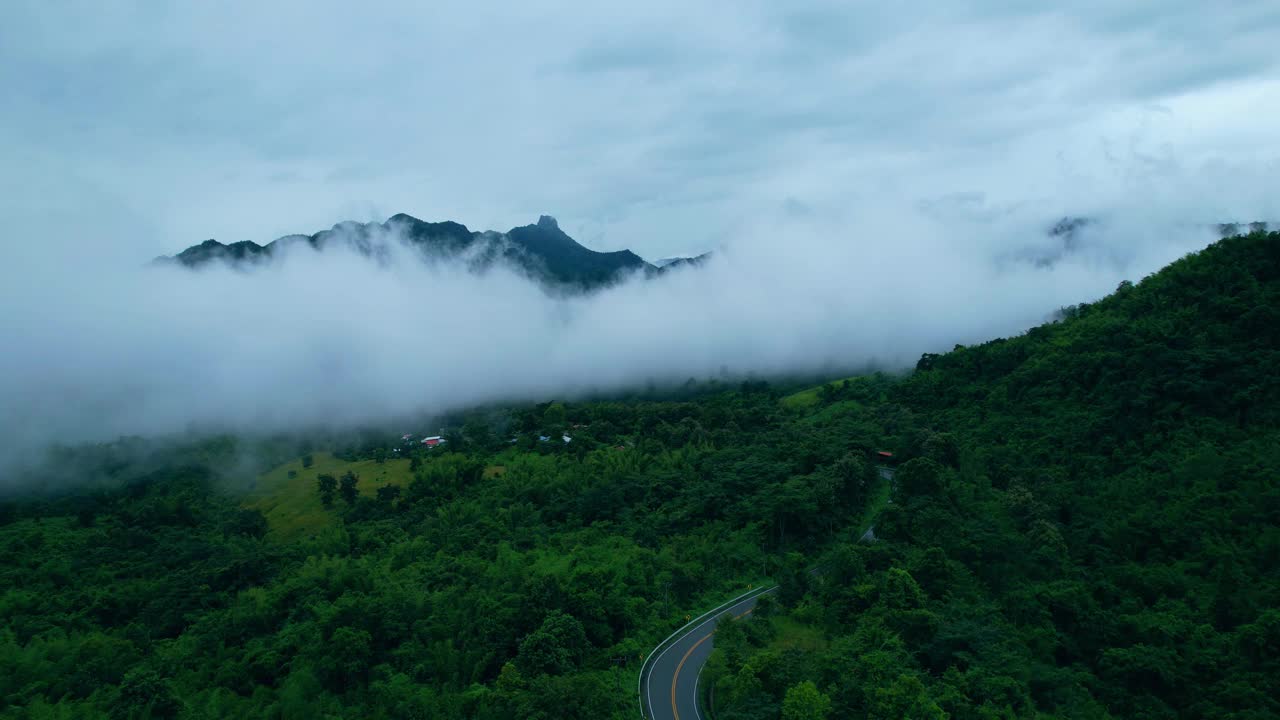 4K无人机拍摄飞过乡村丛林中的美丽山脊。视频素材