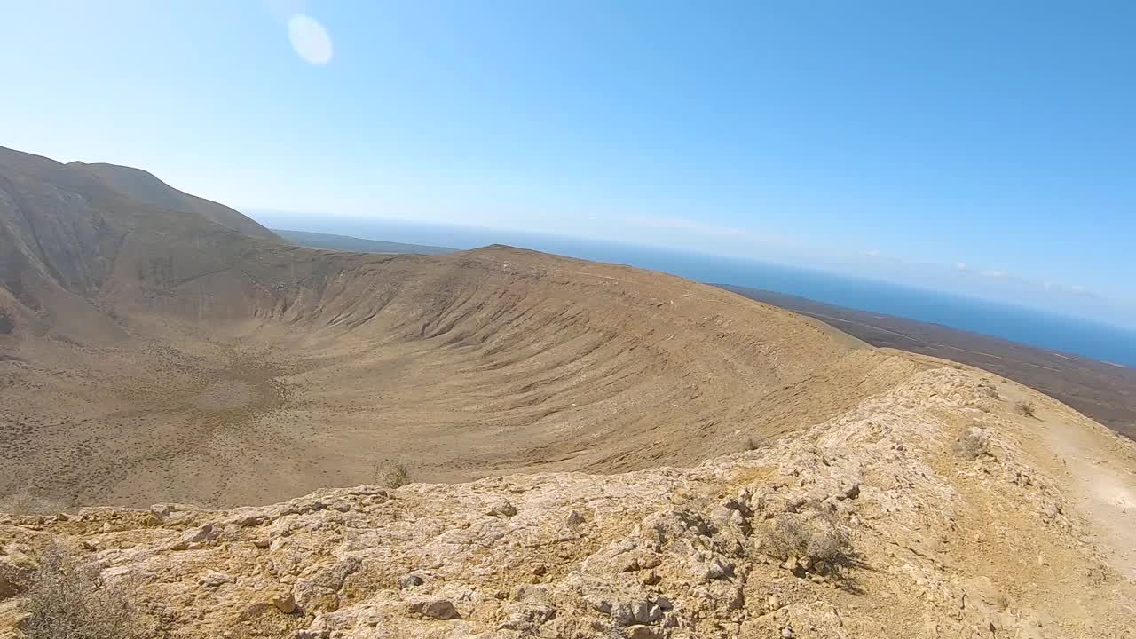 西班牙加那利群岛兰萨罗特的布兰卡火山口。火山景观。视频素材