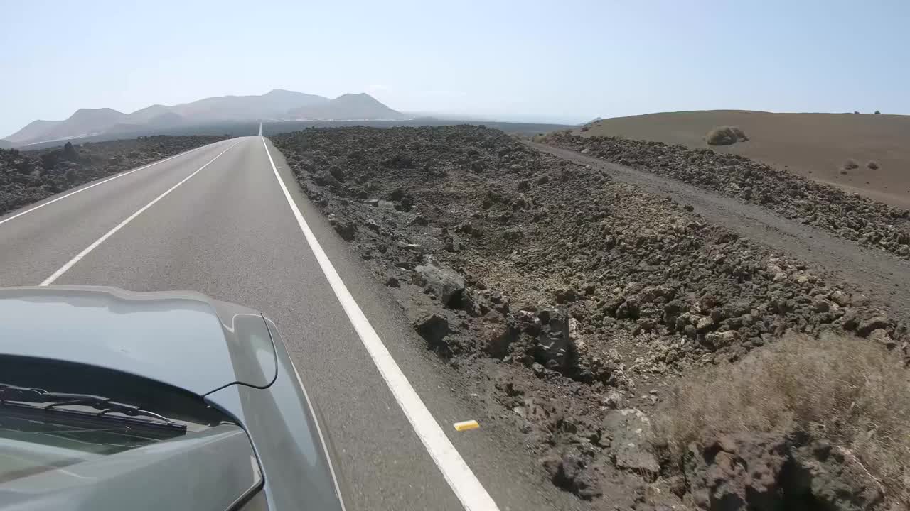 在西班牙加那利群岛兰萨罗特的提曼法亚国家公园自驾游。火山景观的观点。视频下载