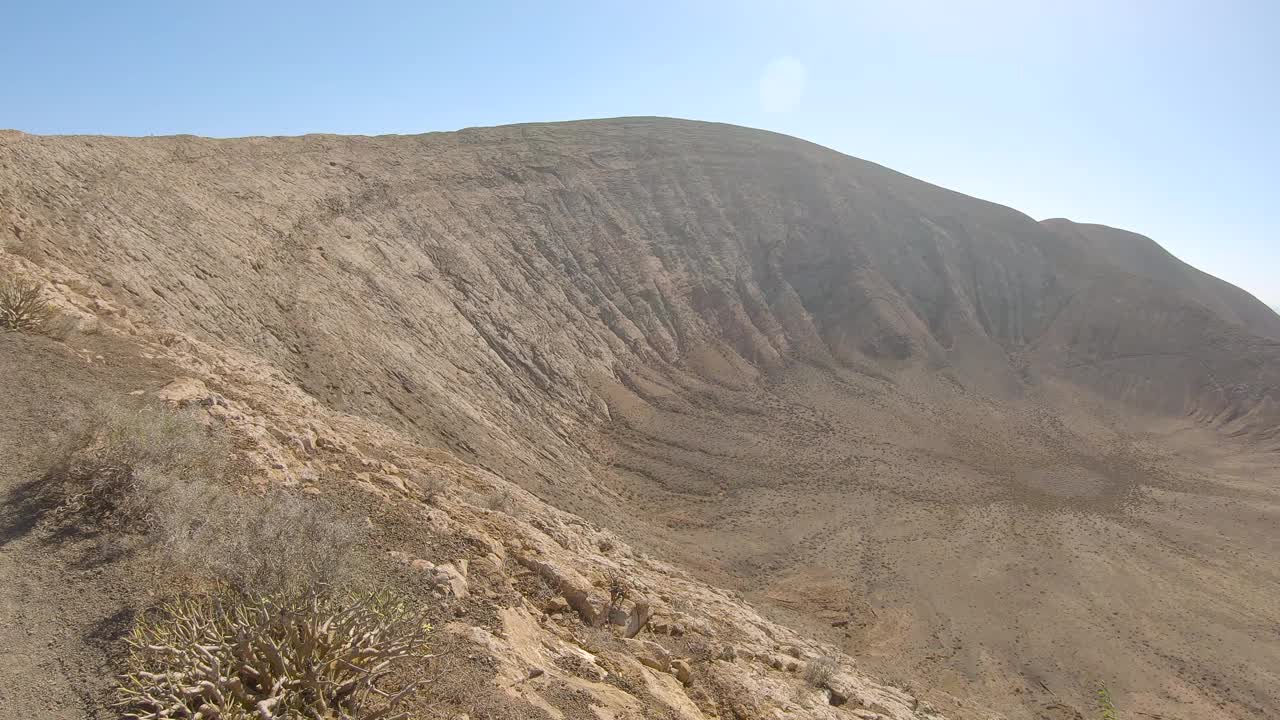 西班牙加那利群岛兰萨罗特的布兰卡火山的慢动作景观。视频素材