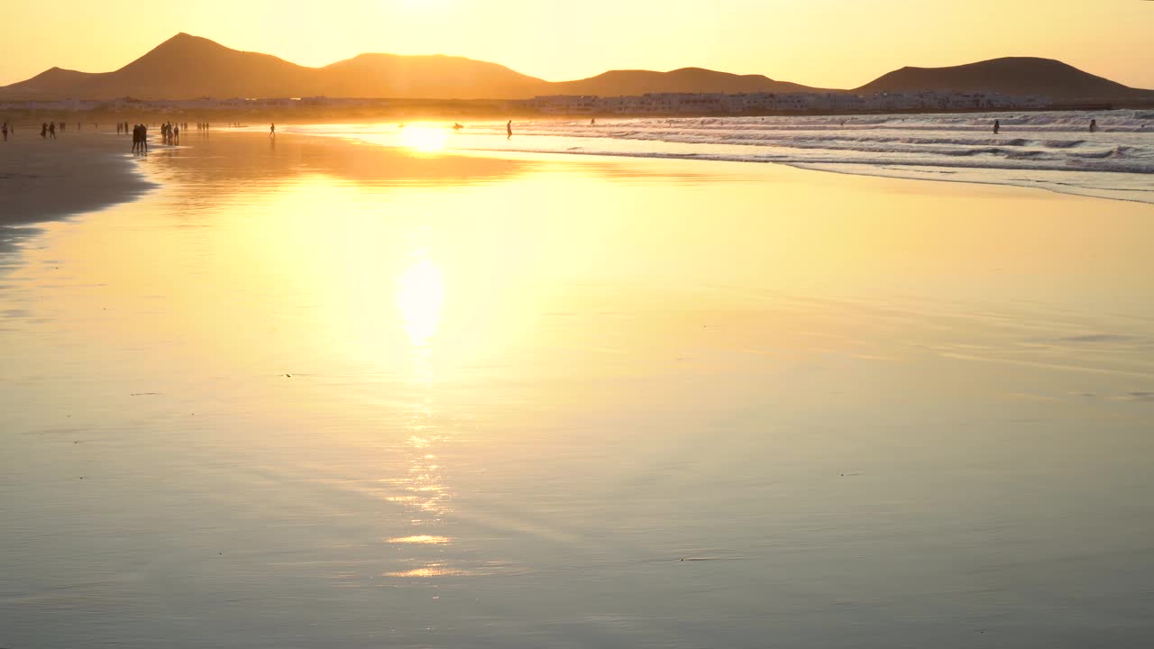 西班牙，加那利群岛，兰萨罗特，法马拉海滩，美丽的夕阳下的海浪。视频下载