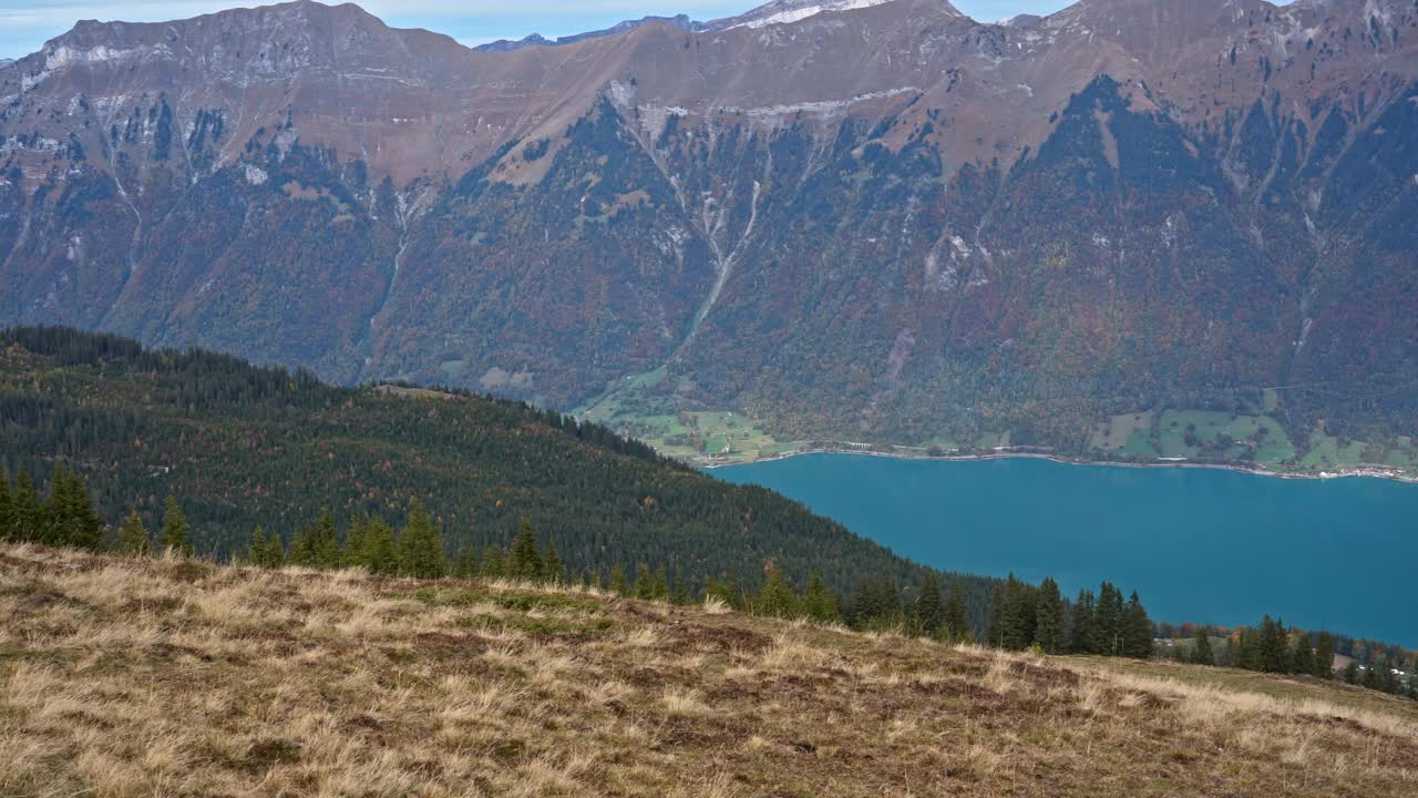 在多云的秋天，从名为Axalp的阿尔卑斯高地上看到的布里恩茨湖的全景。视频素材