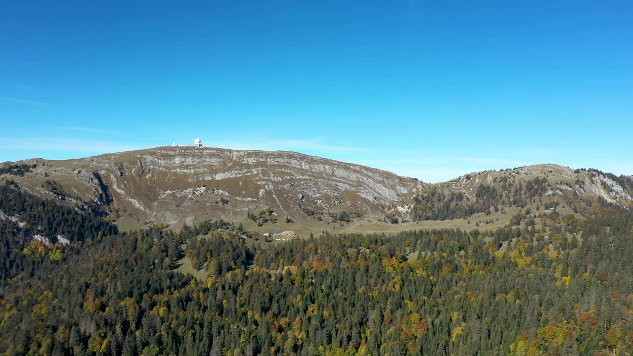 美丽的无人机飞越高山森林和雄伟的山景。视频素材