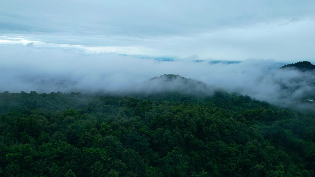 4K无人机拍摄飞过美丽的山脊。视频素材