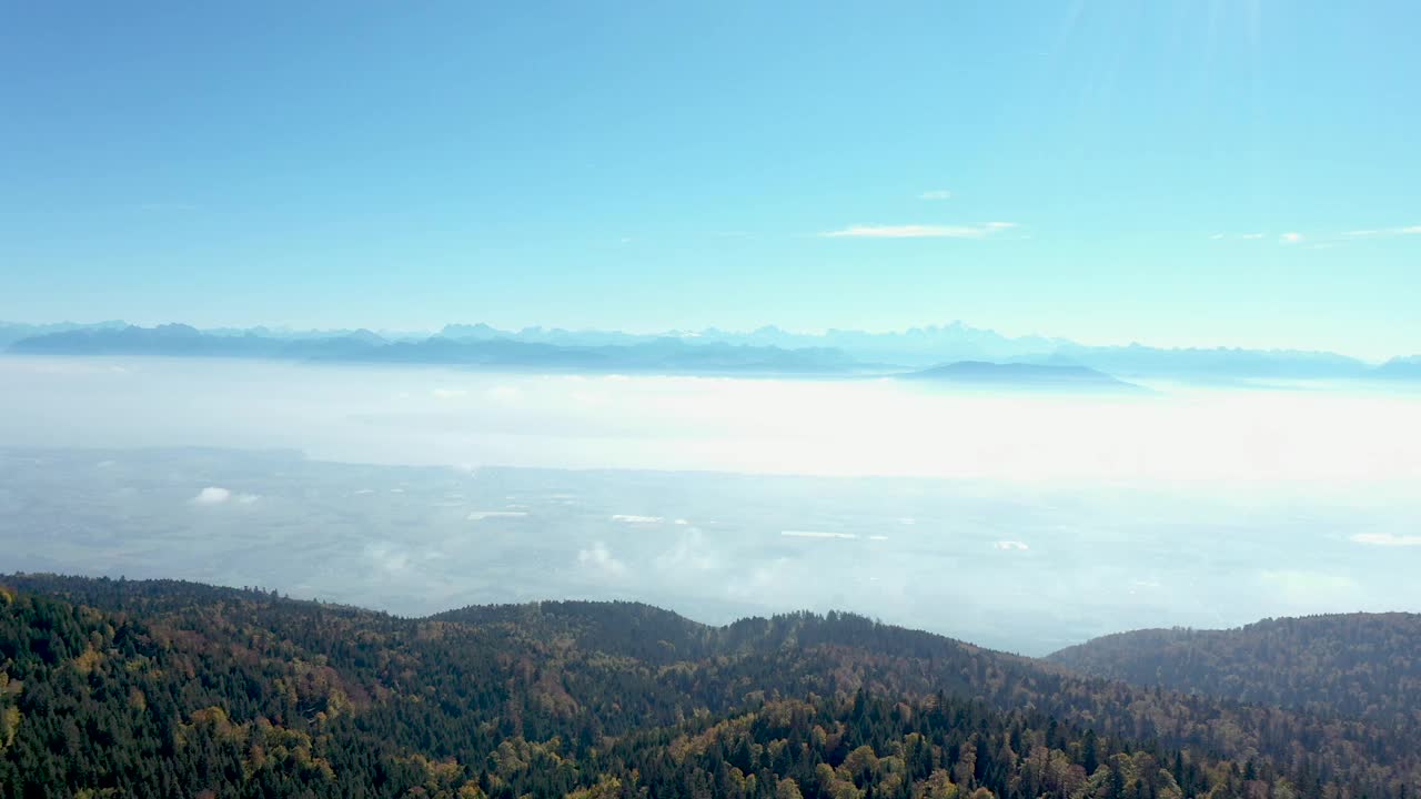 美丽的无人机飞越高山森林和雄伟的山景。视频素材