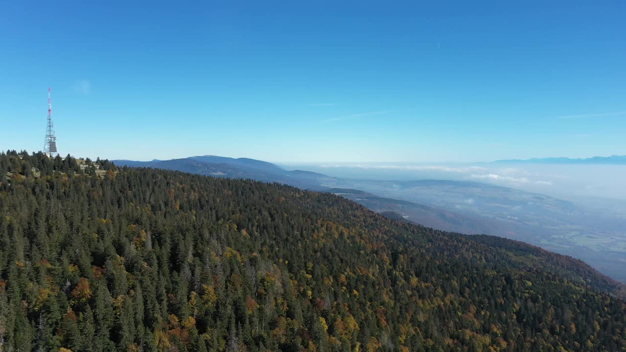 美丽的无人机飞越高山森林和雄伟的山景。视频素材