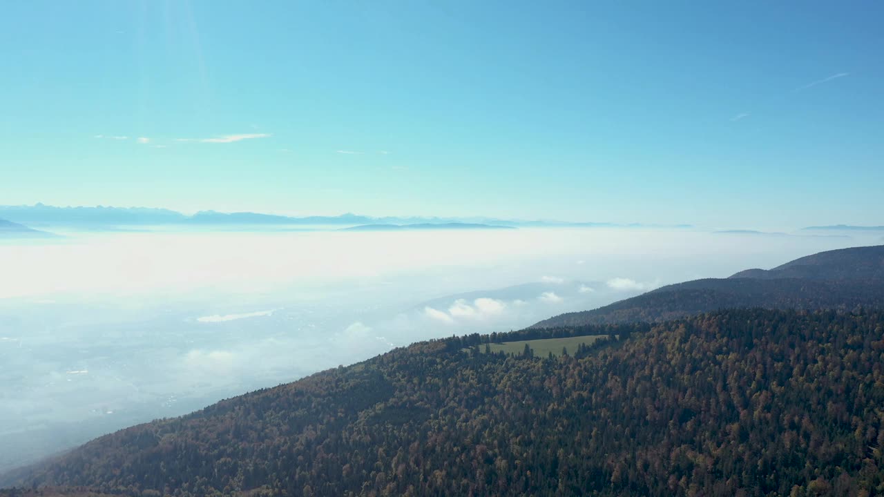 美丽的无人机飞越高山森林和雄伟的山景。视频素材