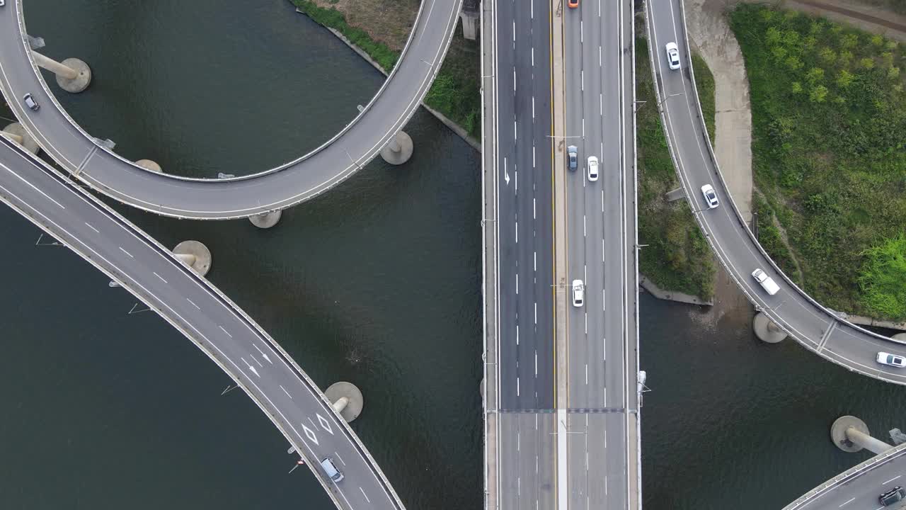 在城市的道路交叉点和河桥上，俯视图。视频素材