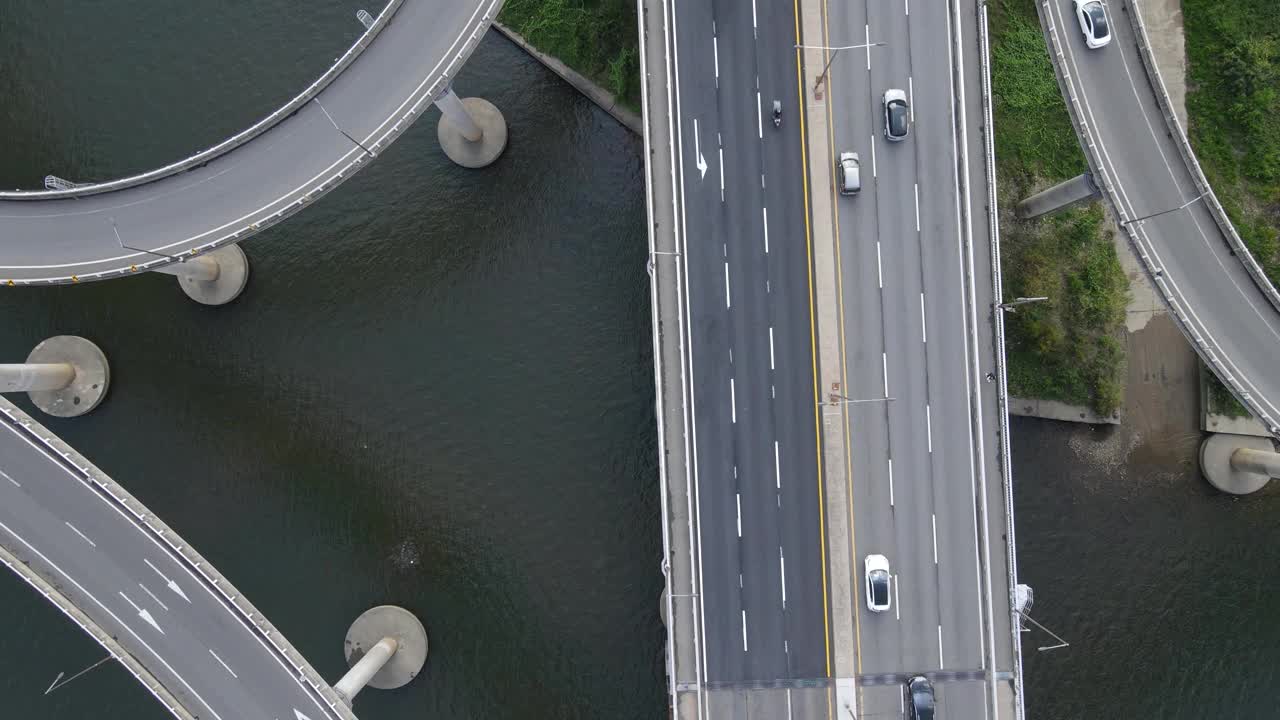 城市道路交叉口和河桥，鸟瞰图。视频素材