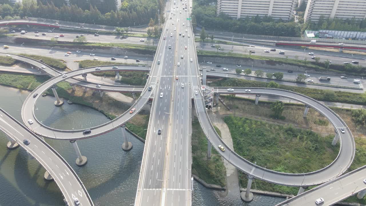 城市道路交叉口和河桥，鸟瞰图。视频素材