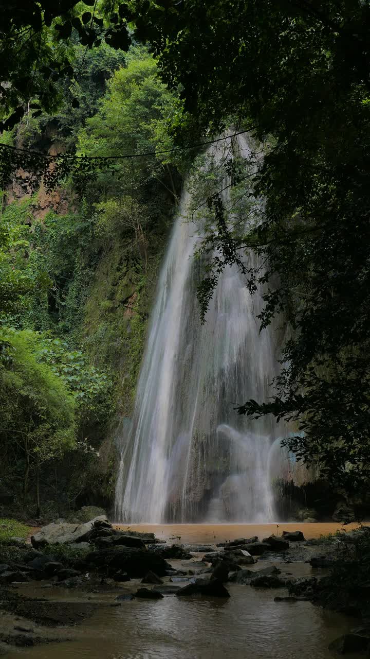 热带雨林瀑布的实时，那空那ok，泰国。视频素材