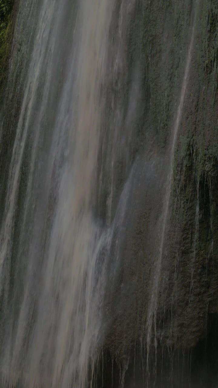 热带雨林瀑布的实时，那空那ok，泰国。视频素材