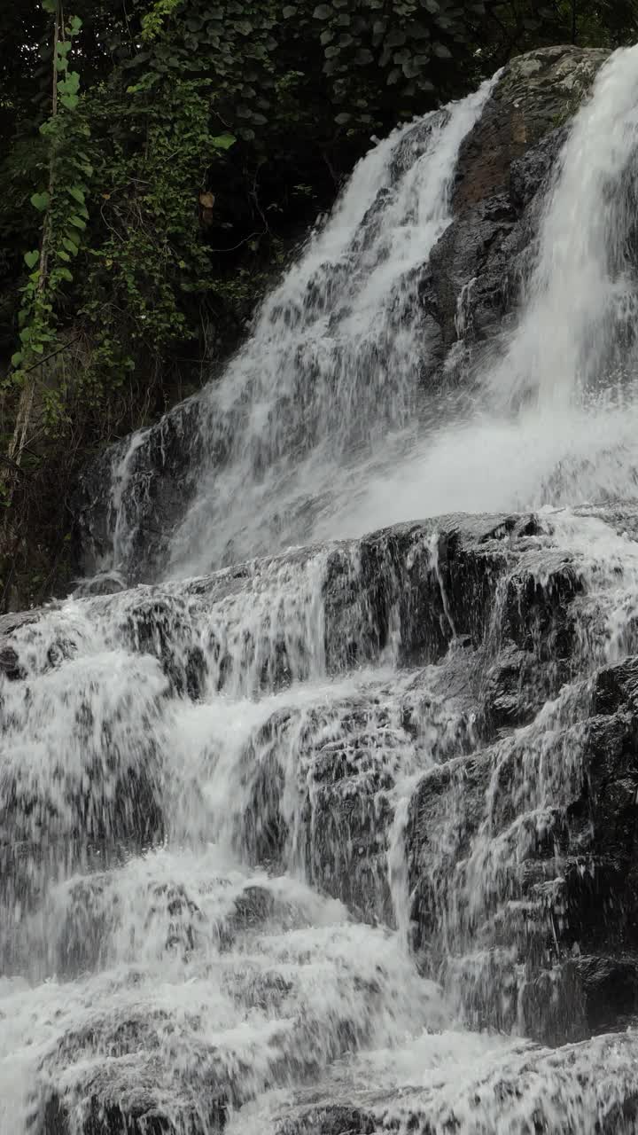 热带雨林瀑布的实时，那空那ok，泰国。视频素材