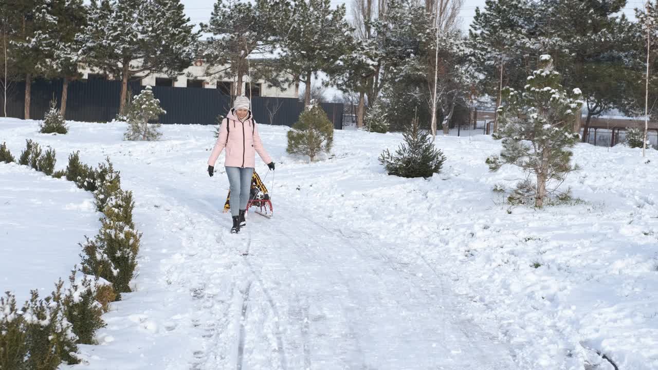 和妈妈一起滑雪放松。视频素材