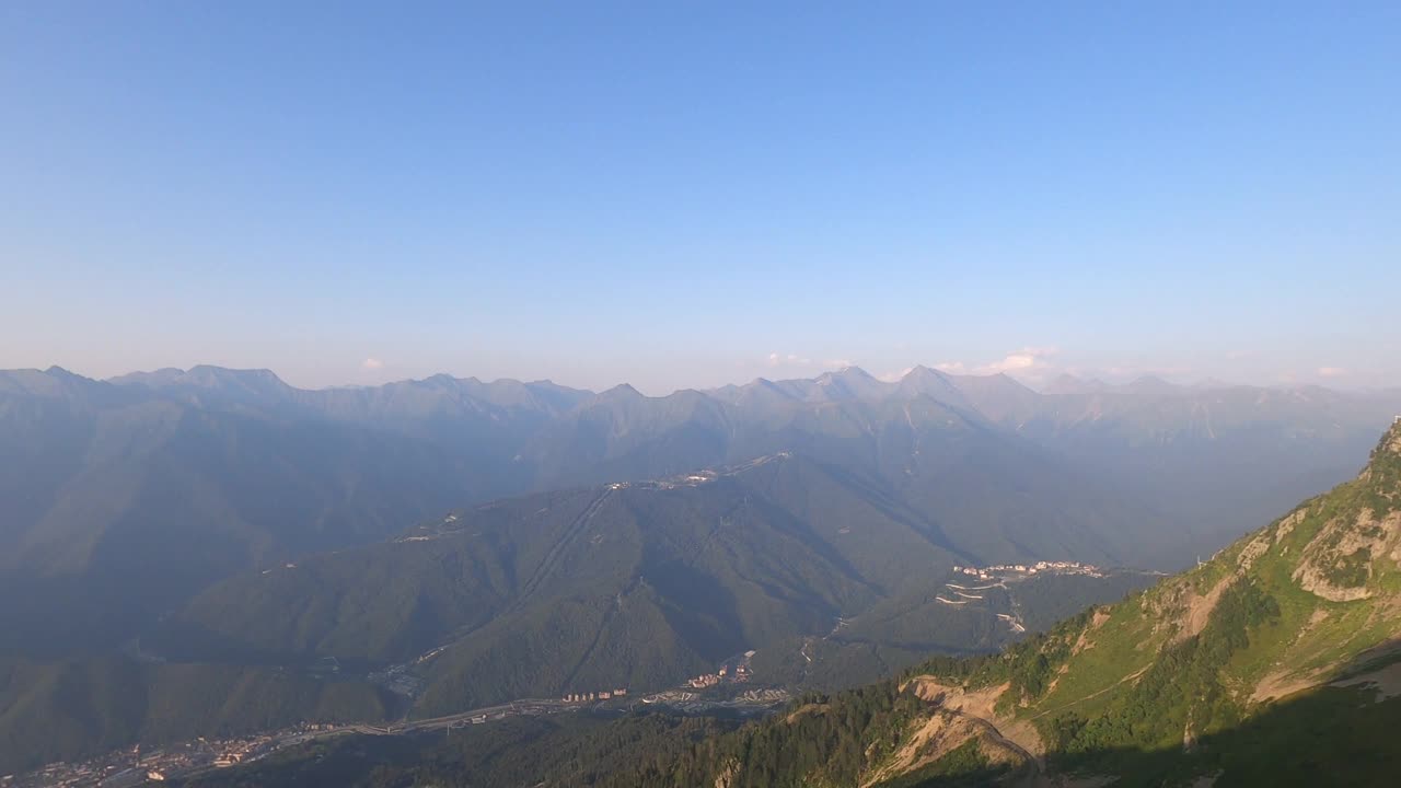 山顶的山景。在一个阳光明媚的夏天，白种人的山脊上。视频素材