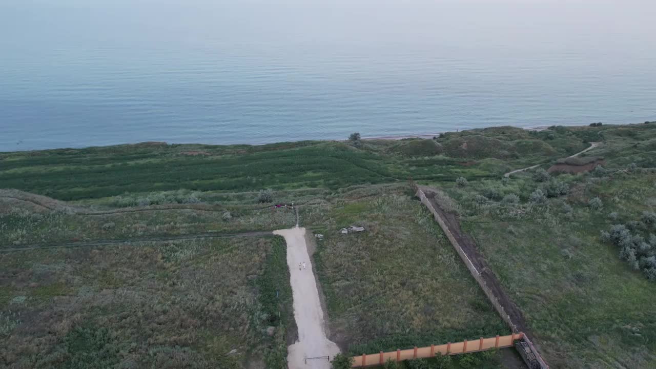 在陡峭的河岸上有沙滩的海景。敖德萨无人机视图。视频素材