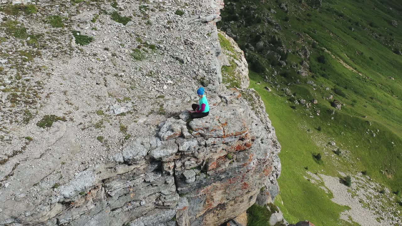 年轻女子在山上练习瑜伽视频素材