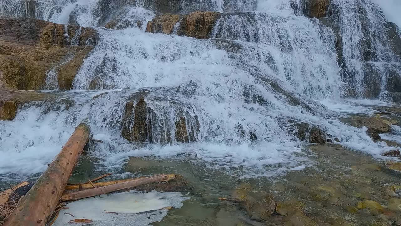 花岗岩溪瀑布在怀俄明州的荒野中以慢动作倾泻而下视频素材