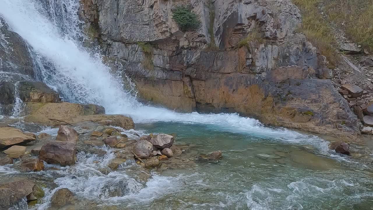 近距离观察瀑布在花岗岩溪怀俄明州流动视频素材