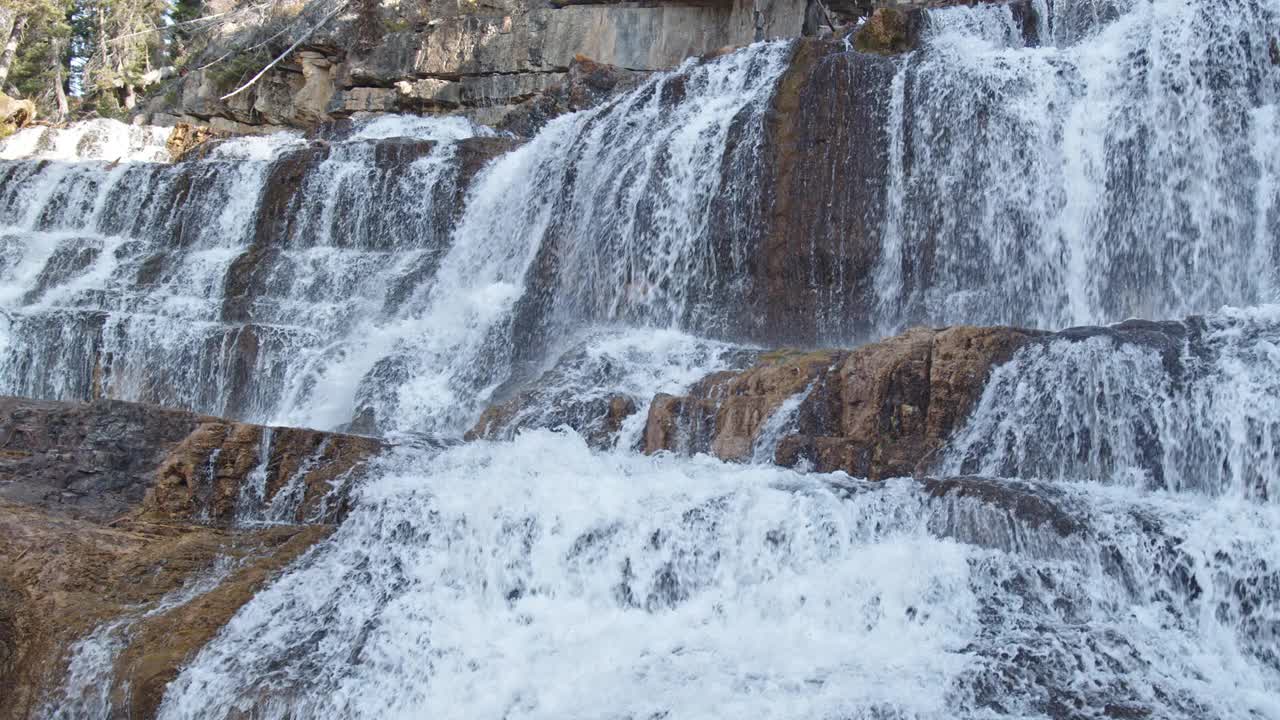 瀑布从花岗岩溪的岩石上流过视频素材