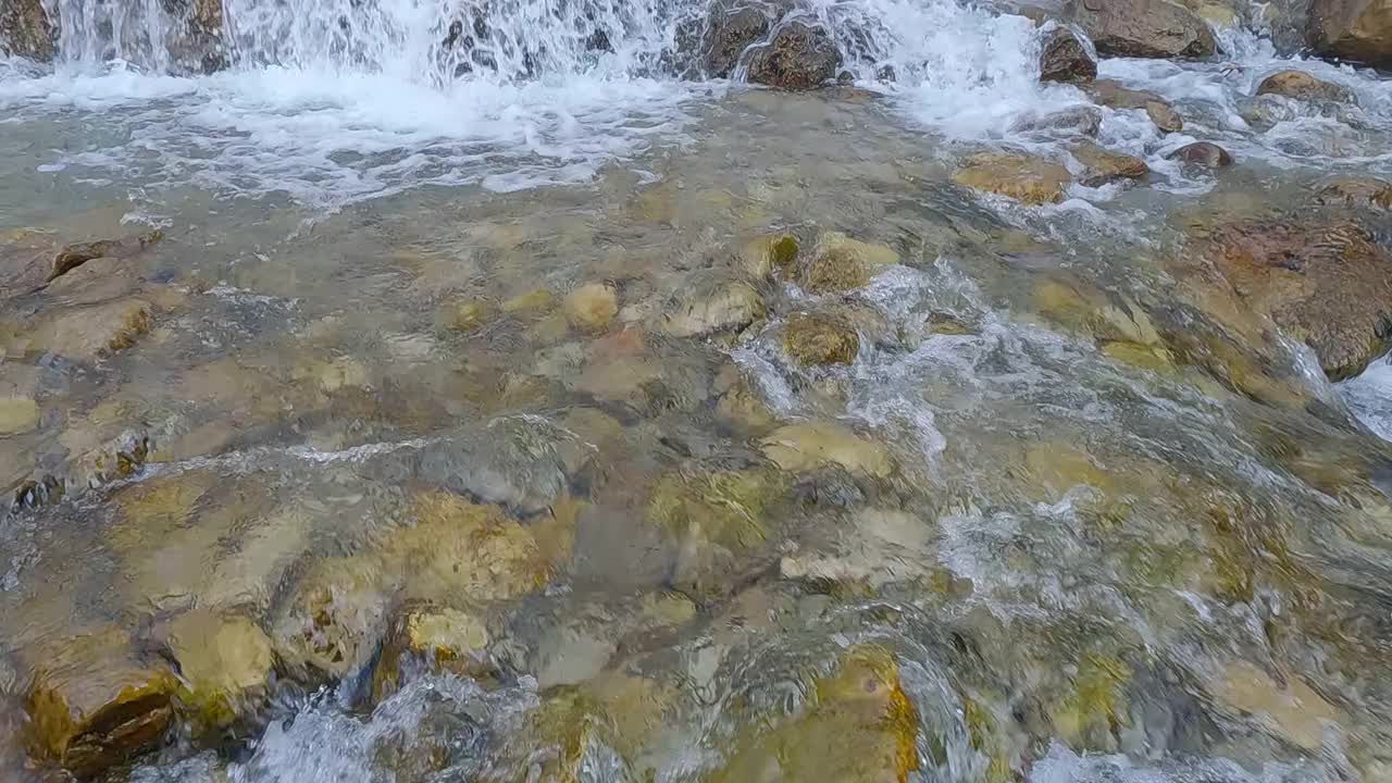 花岗岩溪瀑布缓缓向天空倾斜视频素材