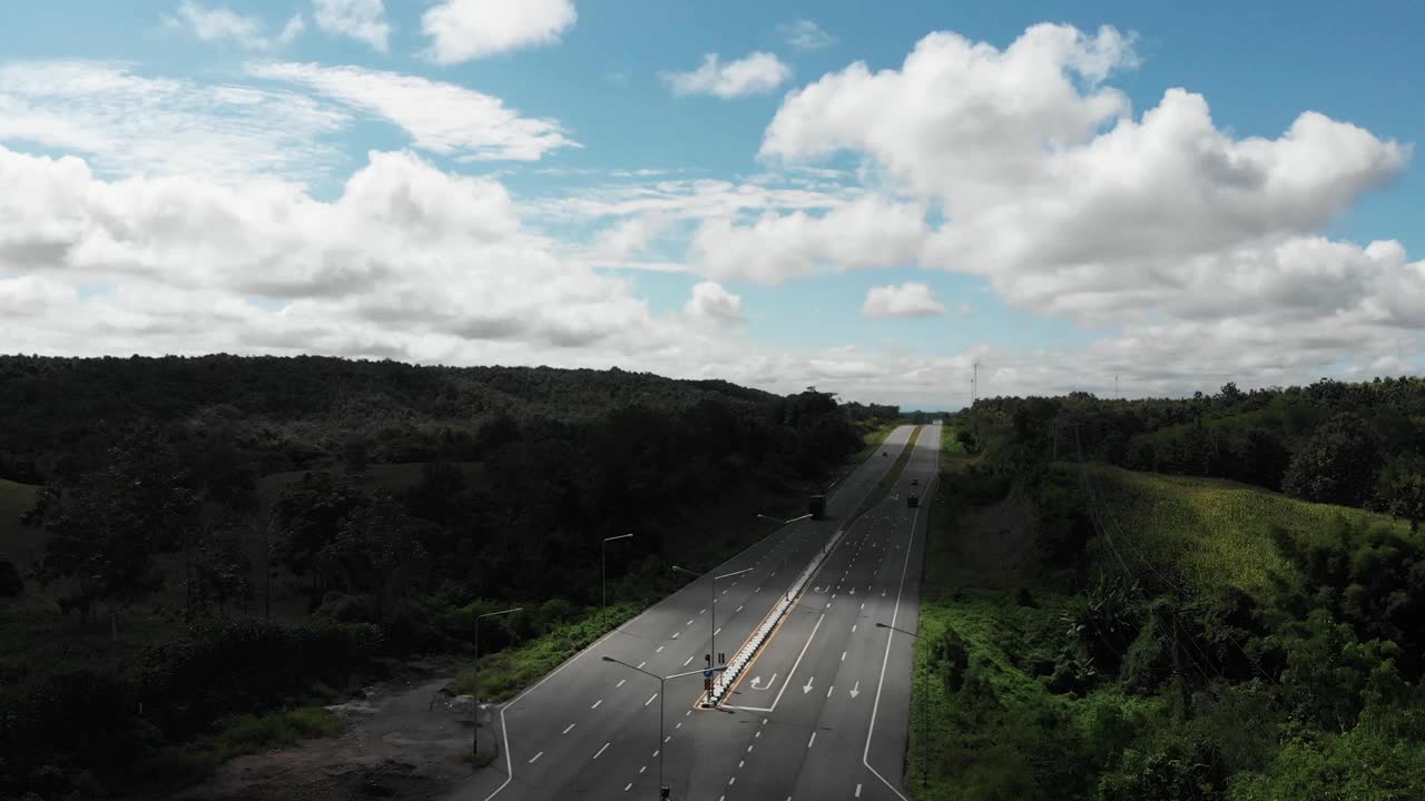 柏油路穿越山林视频素材