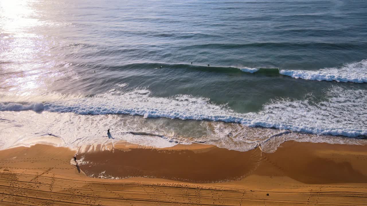 在澳大利亚新南威尔士州的中央海岸雪莉海滩附近的冲浪者和海景视频素材