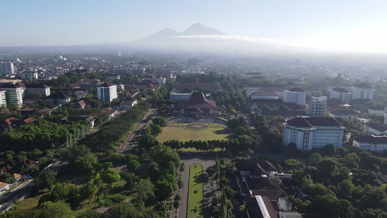 印度尼西亚日惹卡扎菲大学的空中视图。视频素材