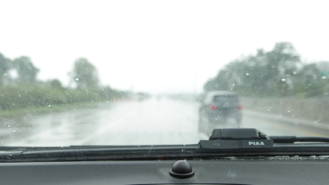 在大雨中开车时，挡风玻璃的雨刷片会移动视频素材