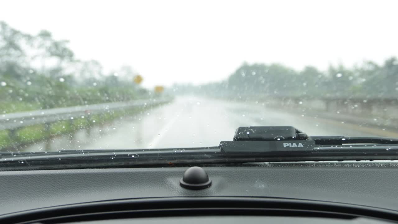 在大雨中开车时，挡风玻璃的雨刷片会移动视频素材