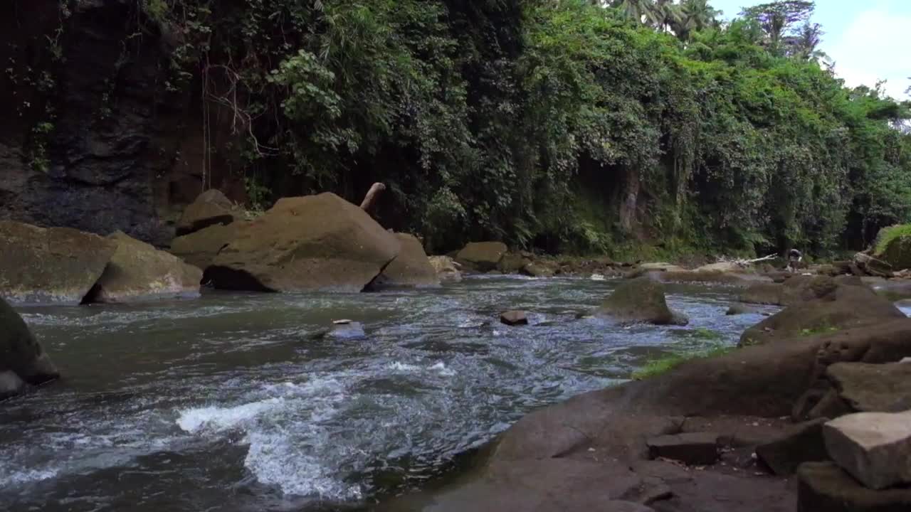 观赏河水流动的风景视频素材