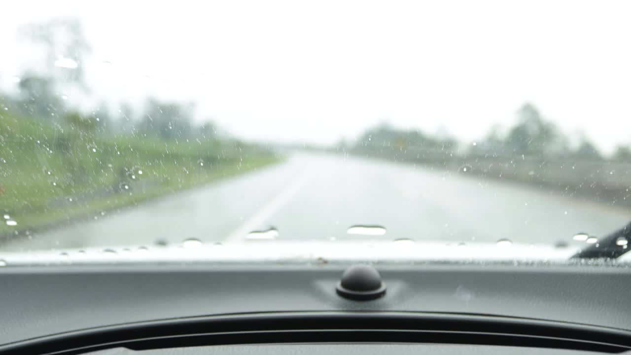 在大雨中开车时，挡风玻璃的雨刷片会移动视频素材