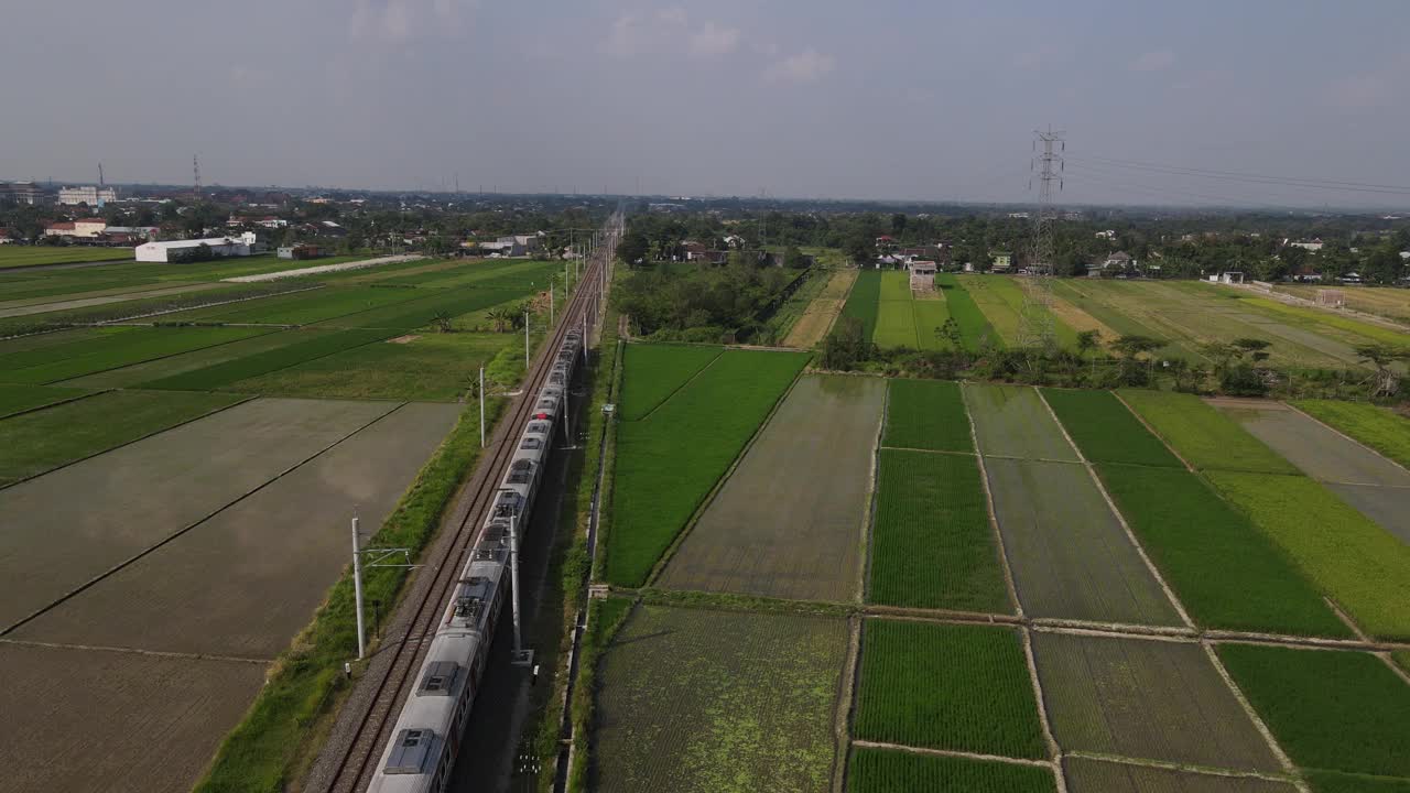 在印度尼西亚日惹，旅客列车经过铁路的鸟瞰图视频素材