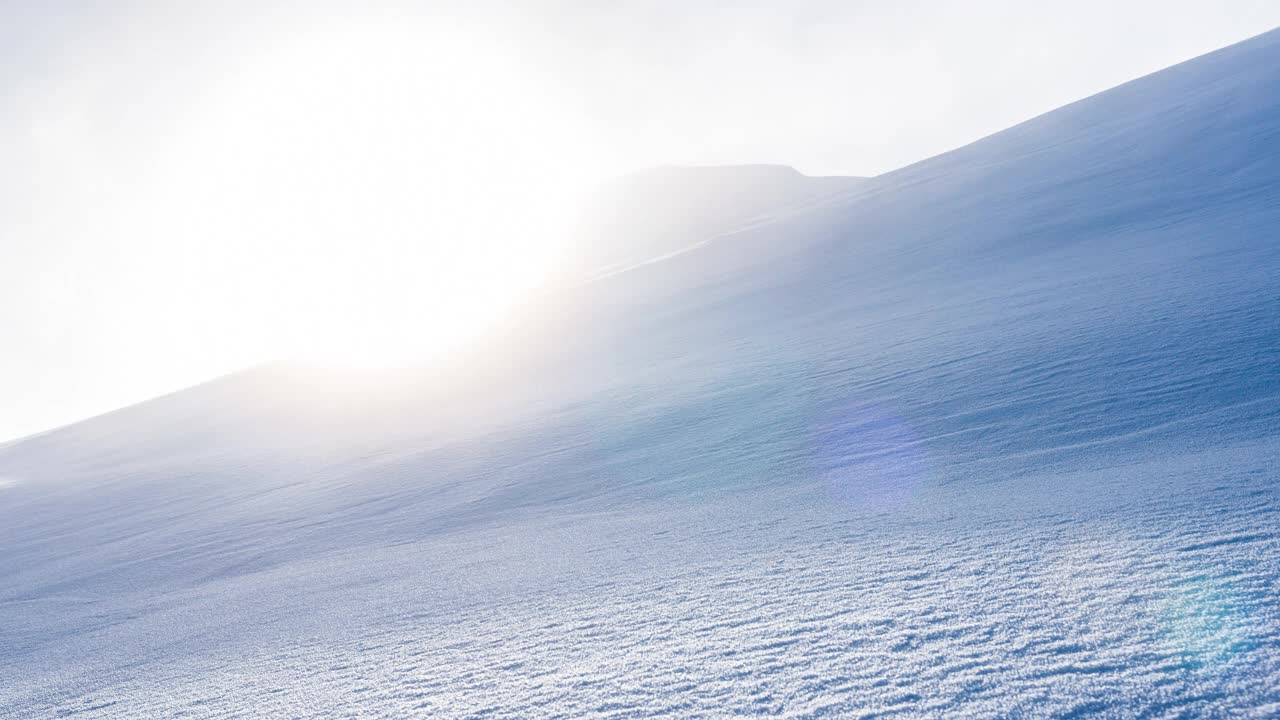 雄伟的冬季景观在雪山与晨光视频素材