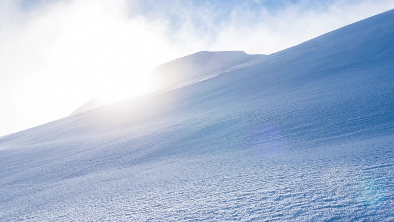 雪山上田园诗般的宁静冬季风景视频素材