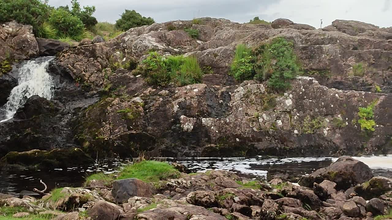 Leenane -概述在Erriff河上的asleagh瀑布视频素材