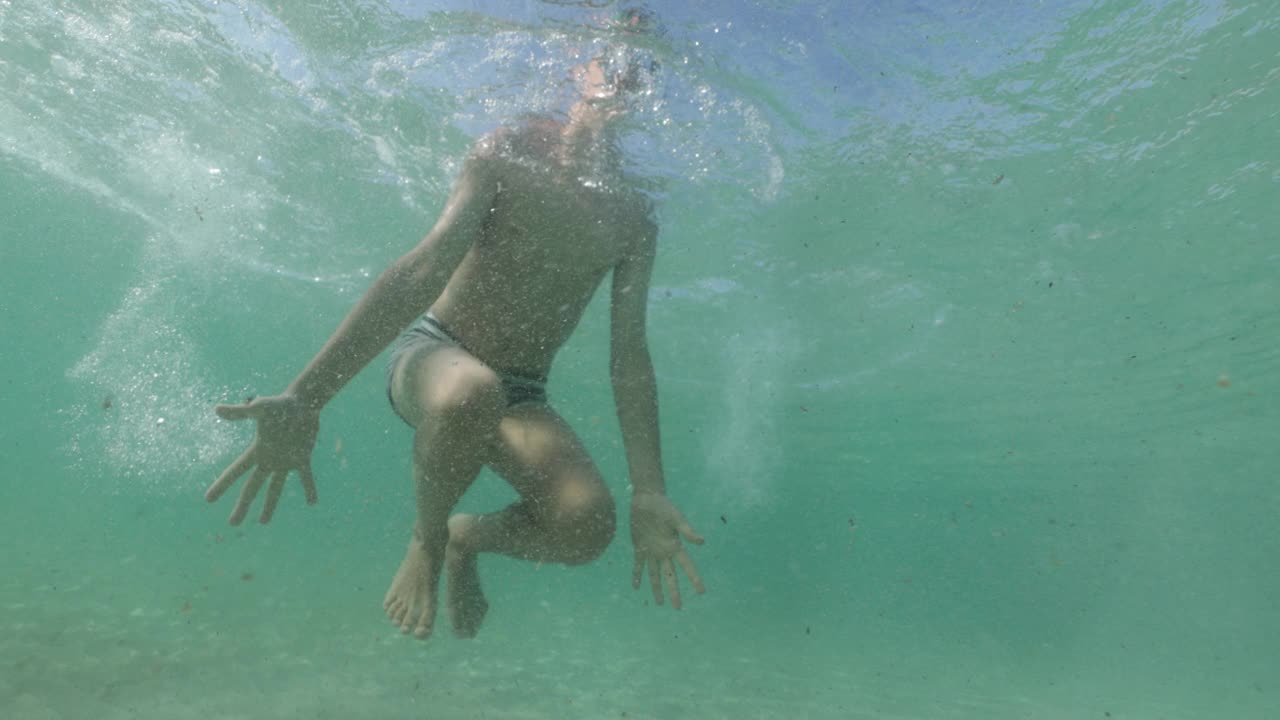 十几岁的男孩喜欢在干净的浅海里搞笑视频素材