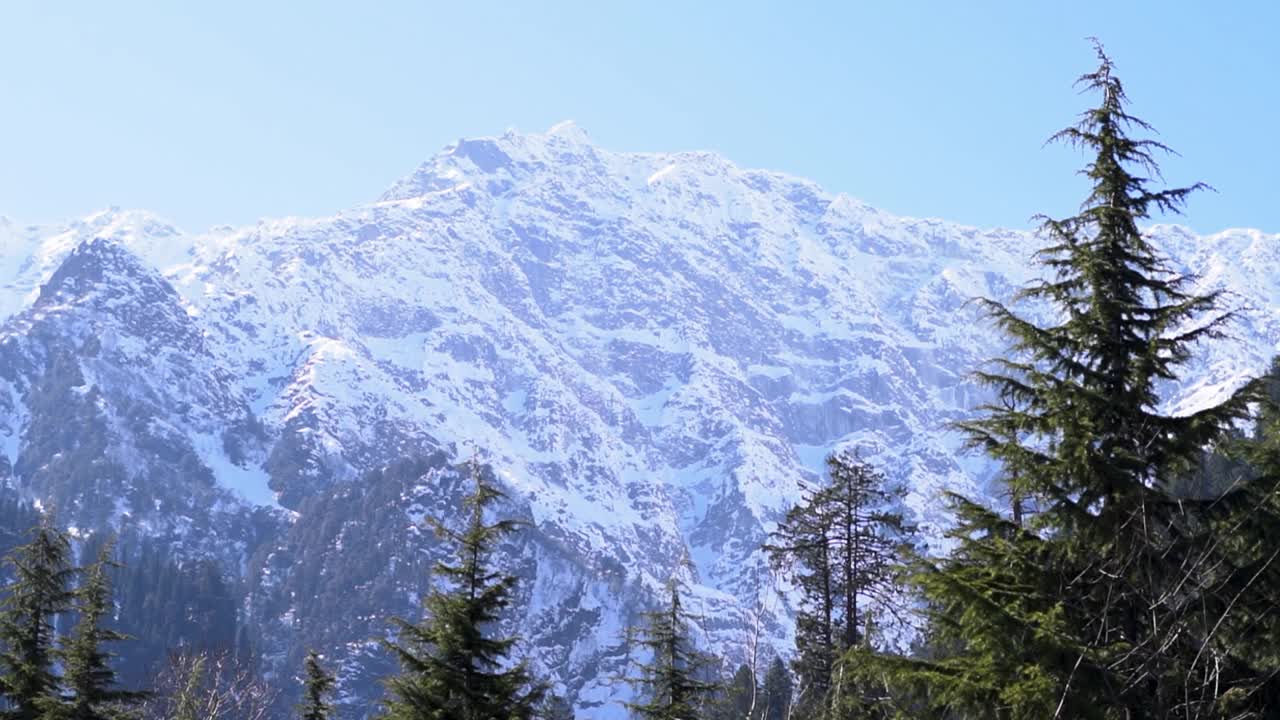 从印度喜马偕尔邦马纳里的索朗山谷看，山顶被雪覆盖视频素材